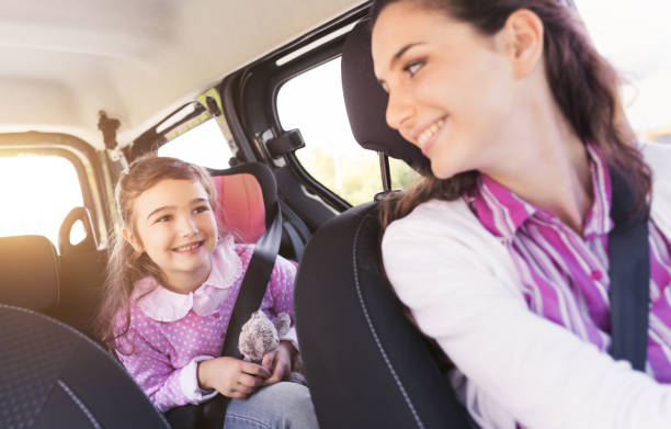mädchen mit ihrer mutter im auto - seat belt safety protection driving stock-fotos und bilder