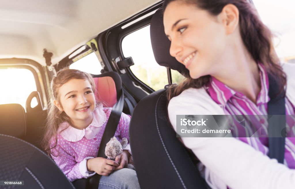 Fille dans la voiture avec sa mère - Photo de Voiture libre de droits