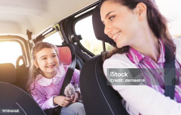 Photo libre de droit de Fille Dans La Voiture Avec Sa Mère banque d'images et plus d'images libres de droit de Voiture - Voiture, Mère, Enfant