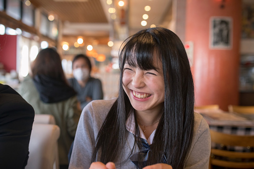 Chica estudiante de High School secundaria sonriendo en café photo