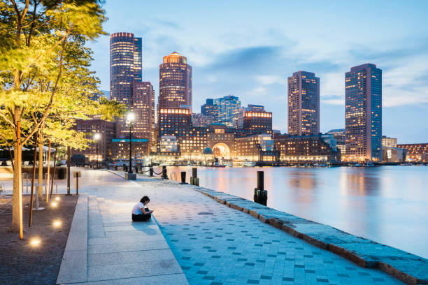navegando por la red en el teléfono inteligente en boston - boston urban scene skyline sunset fotografías e imágenes de stock