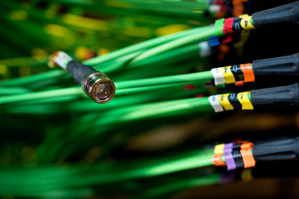 緑のネットワークのワイヤは、サーバーに接続します。 - cable network server network connection plug green ストックフォトと画像