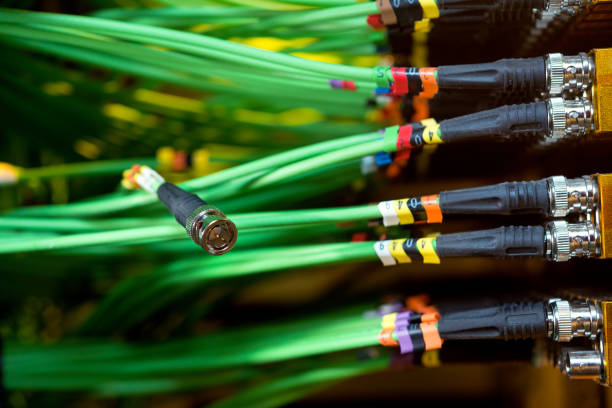 緑のネットワークのワイヤは、サーバーに接続します。 - cable network server network connection plug green ストックフォトと画像