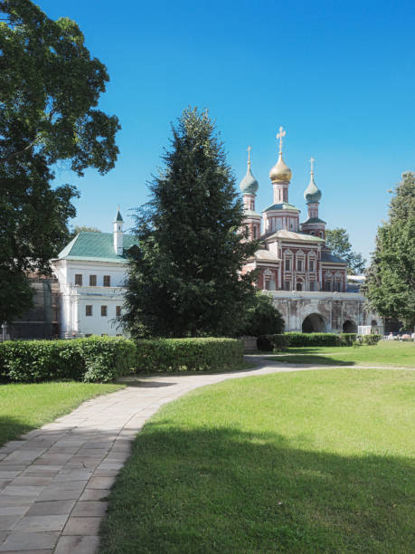 templo ortodoxo, moscú, rusia - cathedral russian orthodox clear sky tourism fotografías e imágenes de stock