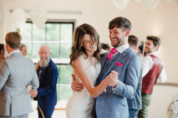 nueva wed pareja bailando con sus invitados - men groom wedding red fotografías e imágenes de stock