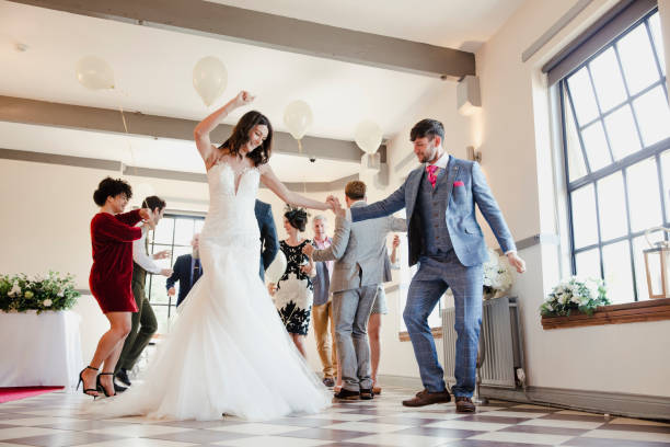 el bailar en el día de nuestra boda - novio participación en la boda fotografías e imágenes de stock