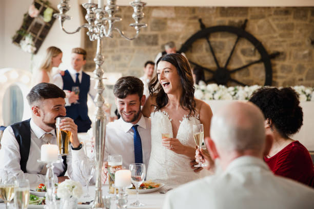 socializar con los huéspedes en el día de su boda - invitado de boda fotografías e imágenes de stock