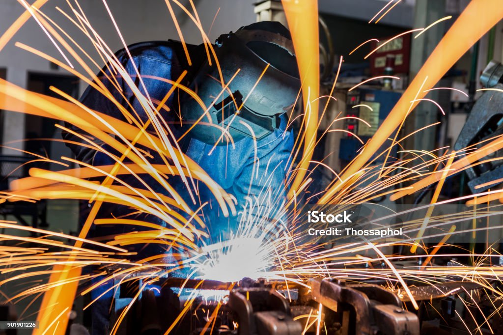 Trabajador es soldadura en fábrica del coche - Foto de stock de Soldador libre de derechos