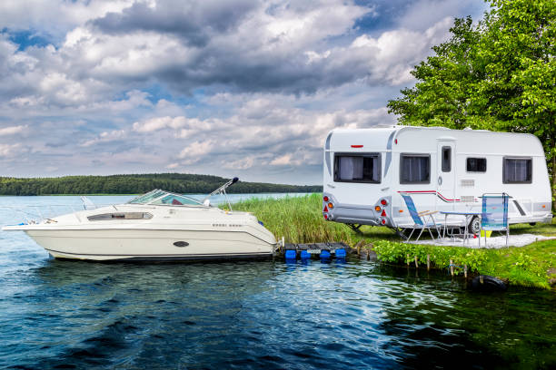 férias de verão no lago, alemanha - camper trailer - fotografias e filmes do acervo