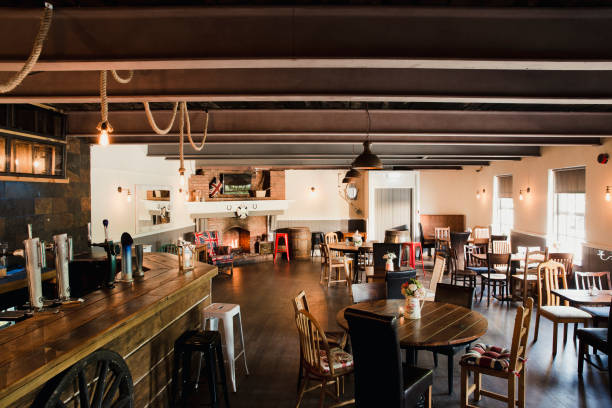 empty british pub - nobody uk indoors british culture imagens e fotografias de stock