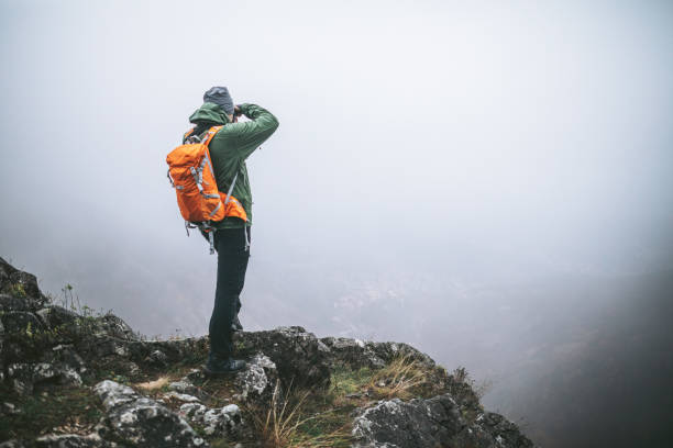 idealne miejsce do fotografowania - behind photographer men mountain climbing zdjęcia i obrazy z banku zdjęć