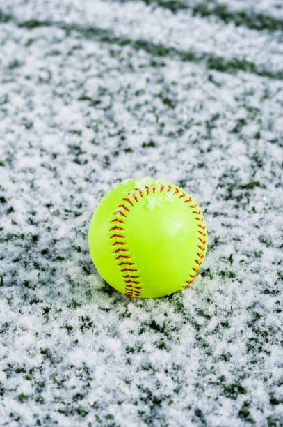 uma bola amarela, sentado na neve - softball playing field fluorescent team sport - fotografias e filmes do acervo