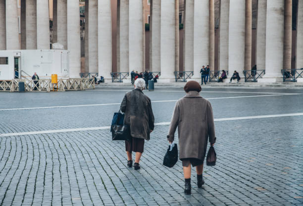 starsze kobiety to watykan - cupola people rome lazio zdjęcia i obrazy z banku zdjęć