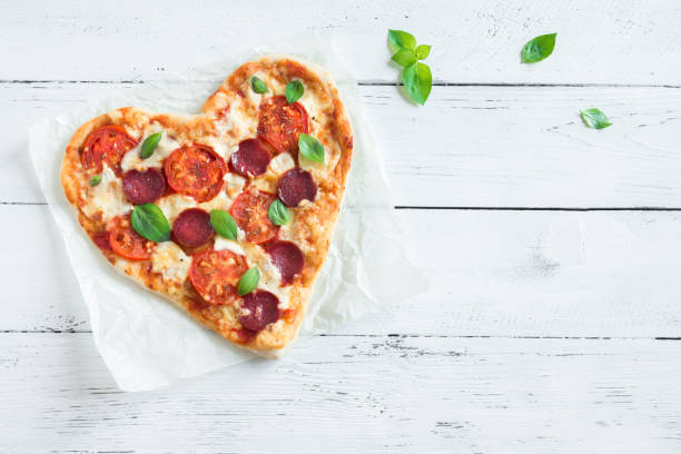 corazón en forma de pizza - sausage shaped fotografías e imágenes de stock