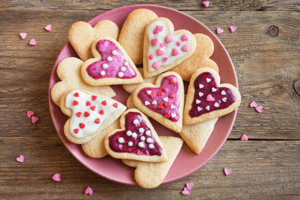 heart shaped cookies for valentine's day - heart shape snack dessert symbol imagens e fotografias de stock