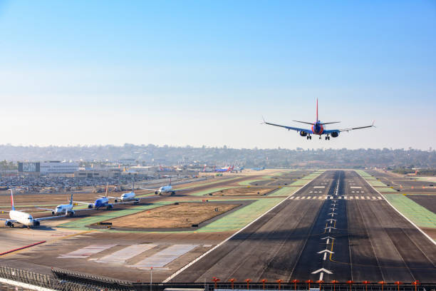 vista aérea del aeropuerto internacional de san diego - runway airplane landing landing light fotografías e imágenes de stock