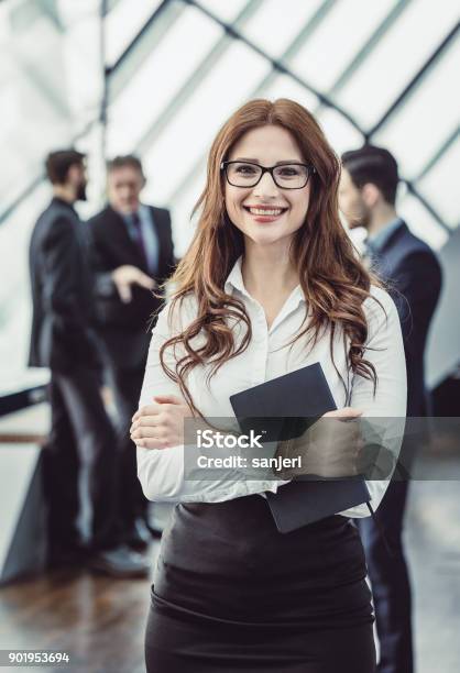 Porträt Von Eine Junge Geschäftsfrau Mit Kollegen Hinter Stockfoto und mehr Bilder von Geschäftsleben