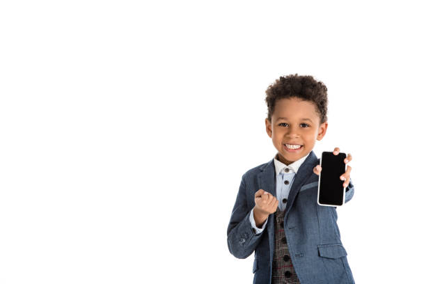 lächelnde afrikanische amerikanische kind zeigt smartphone - telephone child isolated on white elegance stock-fotos und bilder
