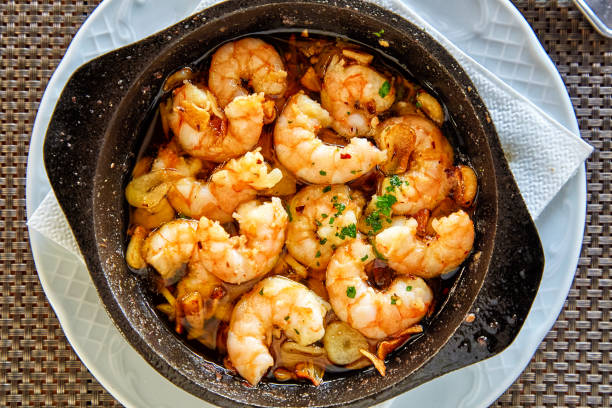 팬의 마늘 새우 - shrimp pan cooking prepared shrimp 뉴스 사진 이미지