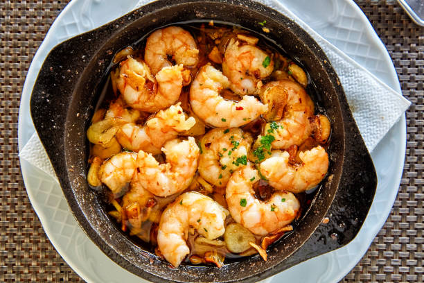 pan of garlic prawns - shrimp pan cooking prepared shrimp imagens e fotografias de stock