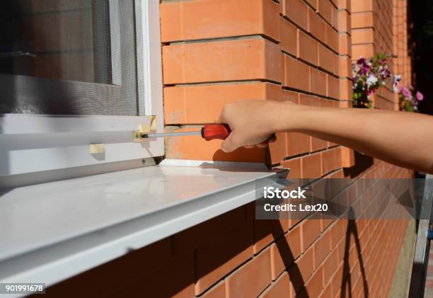 Arbeiter Moskitonetz Fliegengitter Draht Auf Backstein Haus Fenster Installieren Stockfoto und mehr Bilder von Moskitonetz