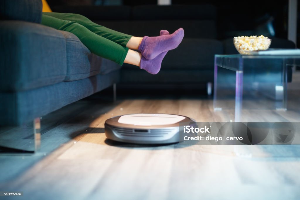 Robot limpieza piso mientras niño TV Movie - Foto de stock de Aspiradora robótica libre de derechos