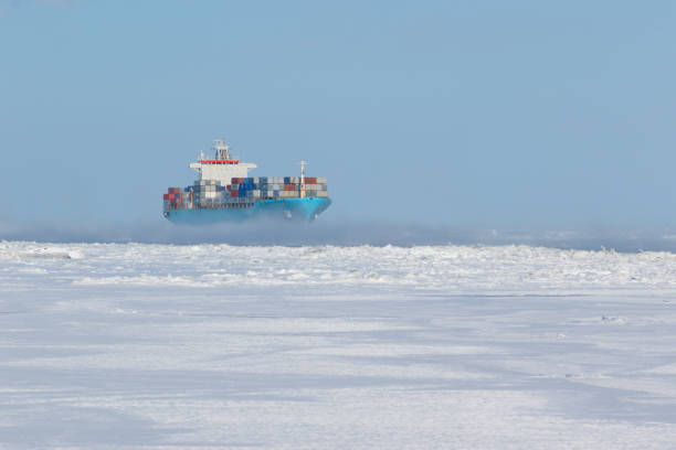 porte-conteneurs sur les eaux glacées - arctic photos et images de collection