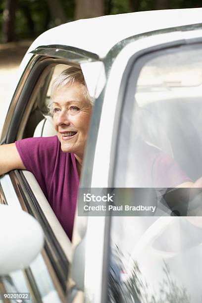 Senior Donna Seduta In Auto - Fotografie stock e altre immagini di Guidare - Guidare, Regno Unito, Terza età