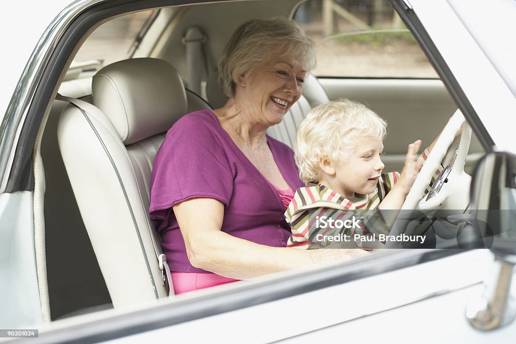 Nonna e nipote in auto - Foto stock royalty-free di Guidare