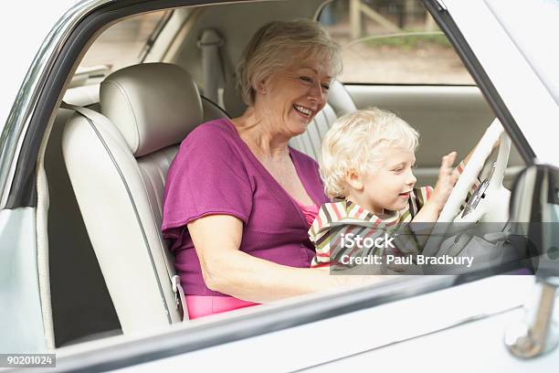 Nonna E Nipote In Auto - Fotografie stock e altre immagini di Guidare - Guidare, Nonna, Bambino