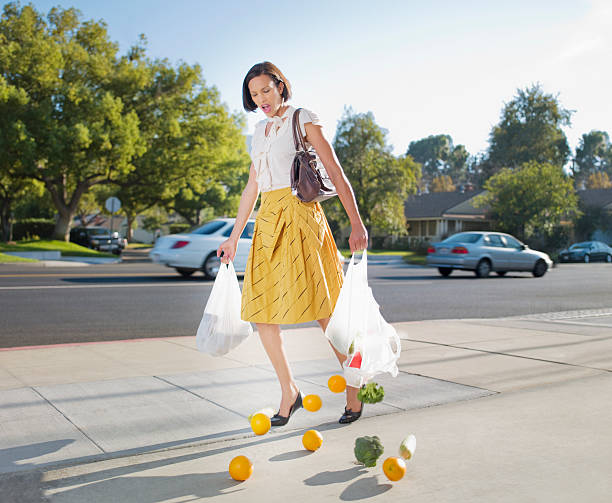 femme marchant sur un trottoir publié épicerie - single drop photos et images de collection