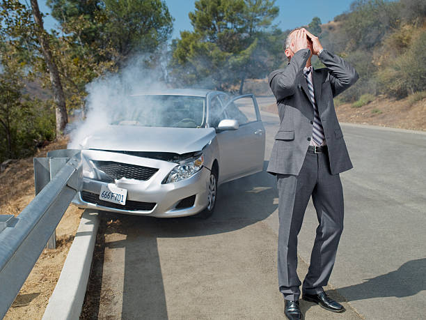 frustré homme d'affaires debout à côté de vous avez déclassé sur guardrail - auto accidents photos et images de collection