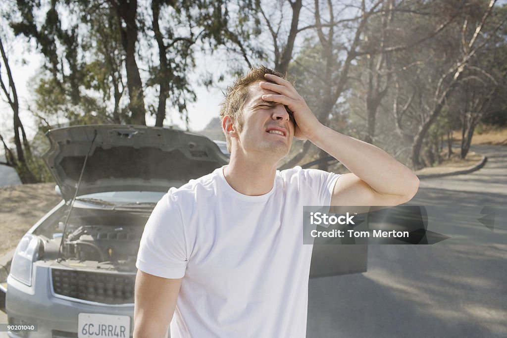 Frustrierter Mann stehen in der Nähe von Autos broken down - Lizenzfrei 30-34 Jahre Stock-Foto