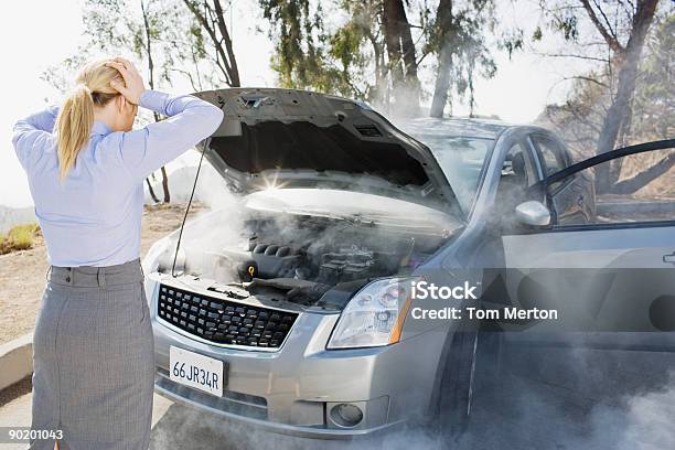 Photo libre de droit de Frustré Femme Regardant De Moteur De Voiture De Fumer banque d'images et plus d'images libres de droit de Voiture