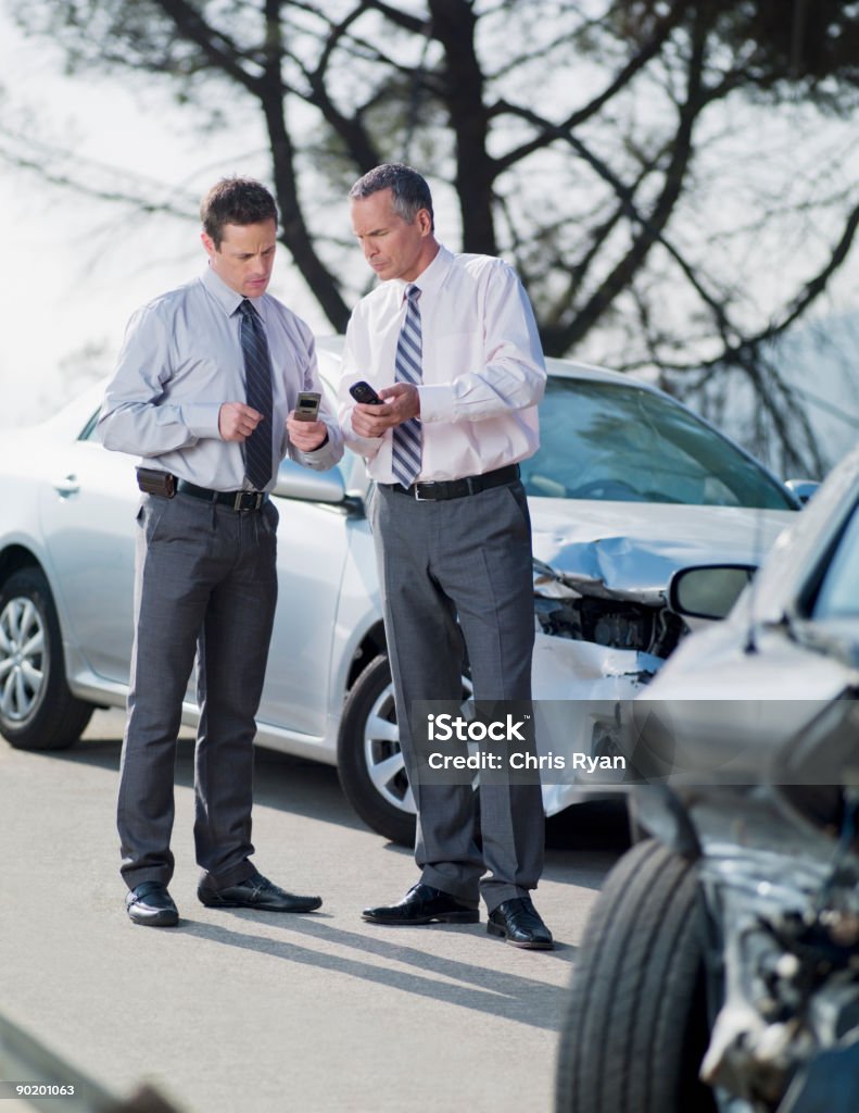 Zwei Geschäftsleute Austausch von Informationen zu beschädigten Auto - Lizenzfrei Autounfall Stock-Foto