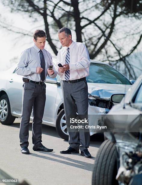 Zwei Geschäftsleute Austausch Von Informationen Zu Beschädigten Auto Stockfoto und mehr Bilder von Autounfall