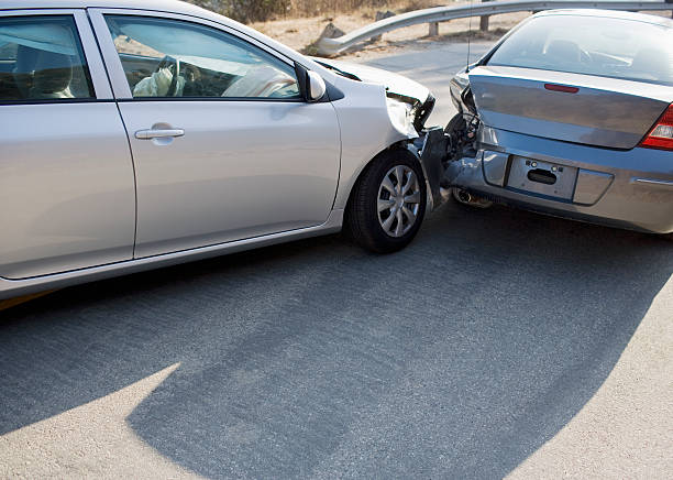dos coches en colisión en roadway - accidente de automóvil fotografías e imágenes de stock
