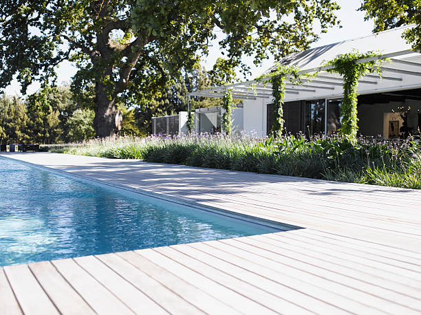 pool am swimmingpool der modernen home - nobody patio summer lawn stock-fotos und bilder