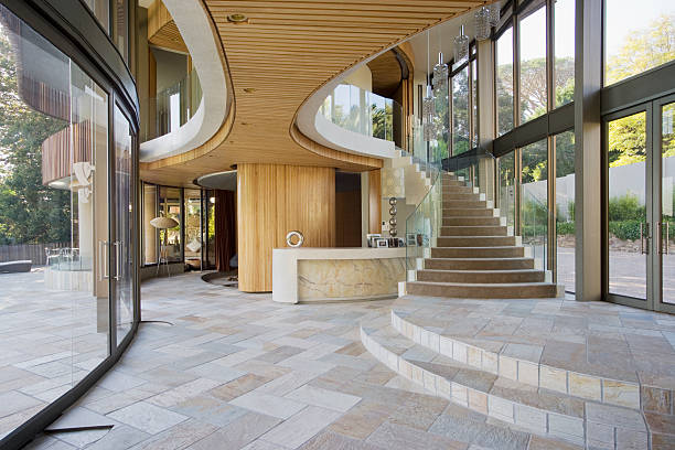 escalera y entrada de moderna su hogar - residential structure architecture home interior indoors fotografías e imágenes de stock
