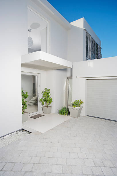 la entrada y estacionamiento de moderna casa - front stoop outdoors house contemporary fotografías e imágenes de stock