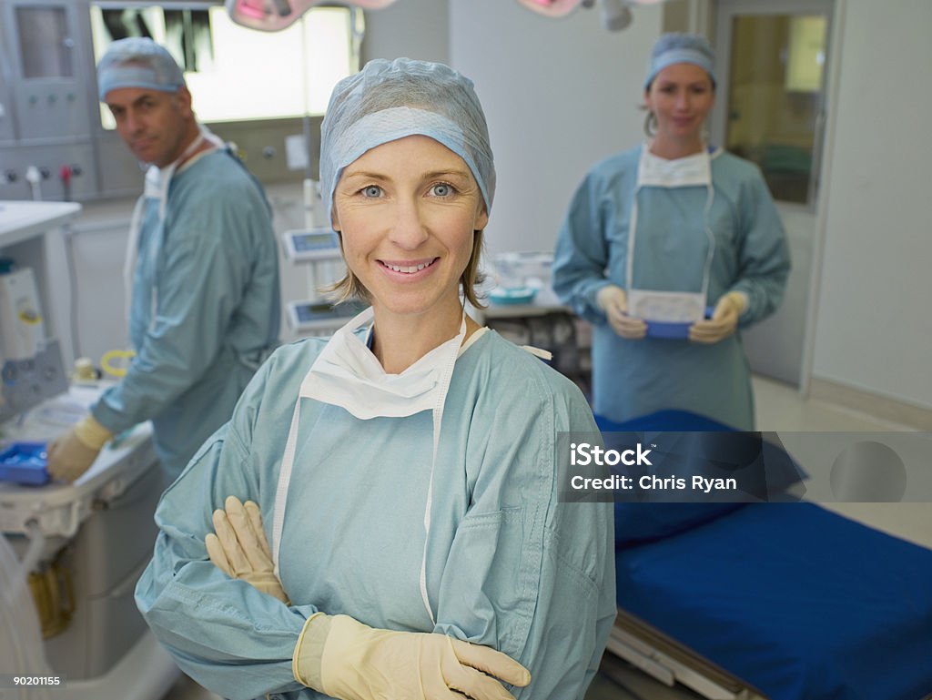 Medici preparando per chirurgia in sala operatoria - Foto stock royalty-free di 30-34 anni