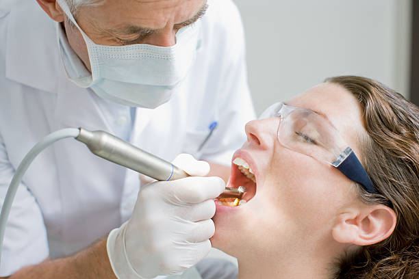 dentista trabajando en los dientes - dental drill fotografías e imágenes de stock
