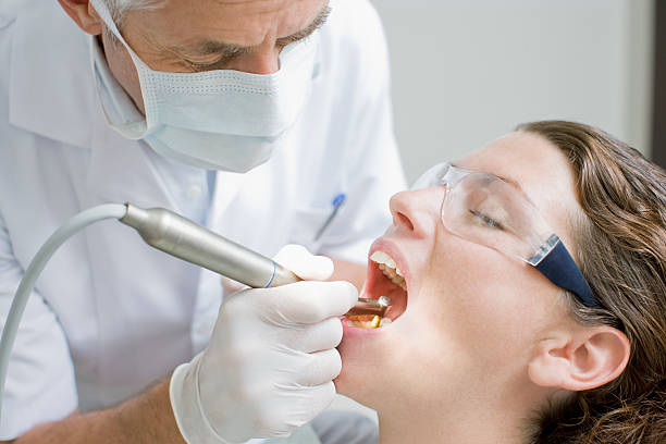 dentista lavorando su pazienti denti - dental drill foto e immagini stock