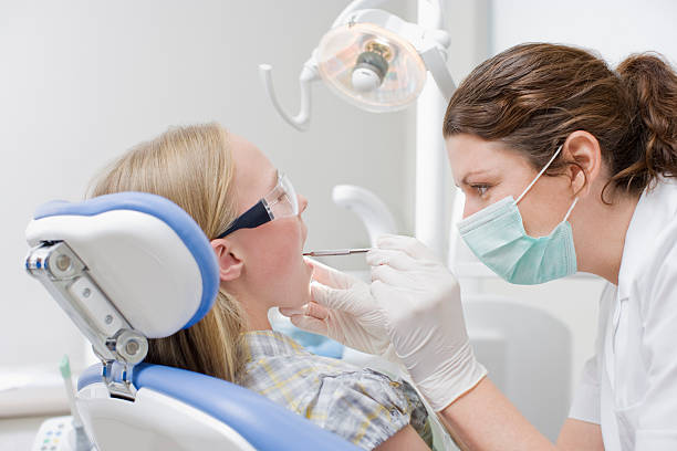 higienista pracy na zęby pacjenta - dentist office dentists chair dentist dental hygiene zdjęcia i obrazy z banku zdjęć