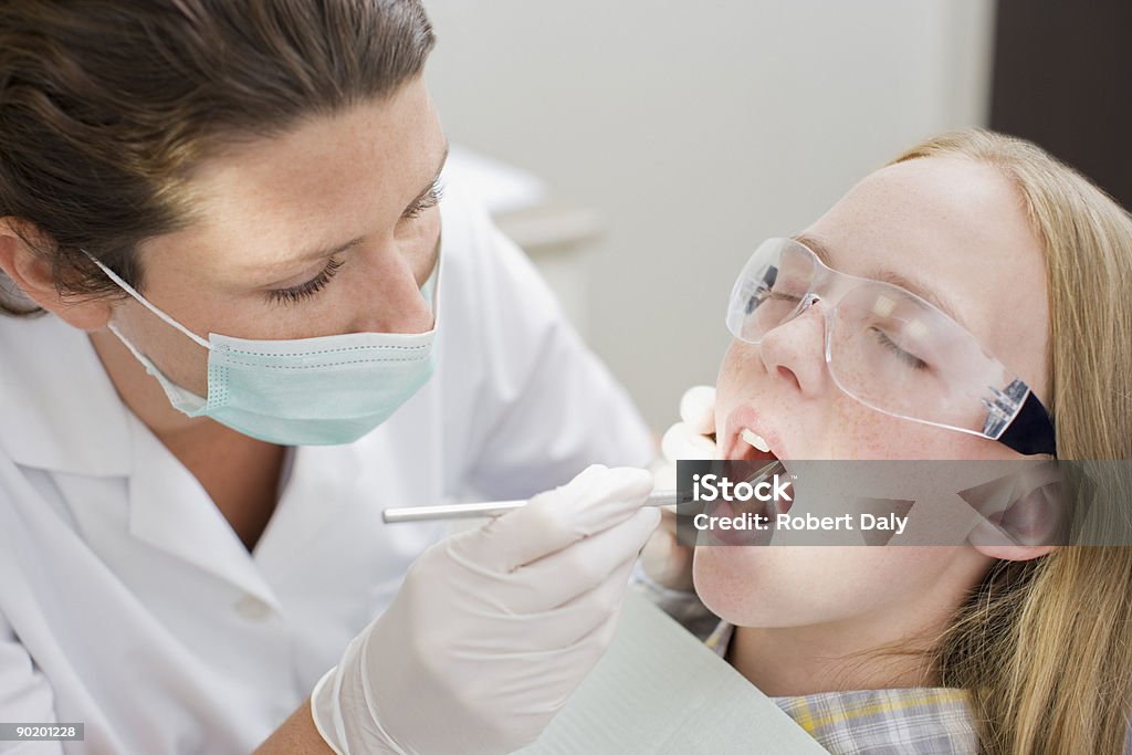 Higienista dentário trabalhando em pacientes dentes - Foto de stock de Higienista dentário royalty-free