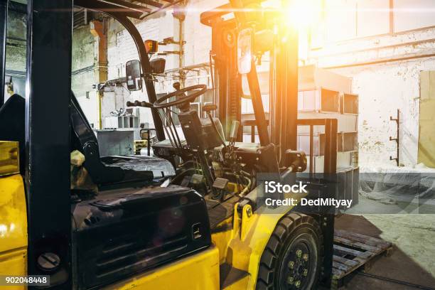 Nahaufnahme Von Gabelstapler In Lager Oder Fabrik Oder Logistik Unternehmen Stockfoto und mehr Bilder von Gabelstapler