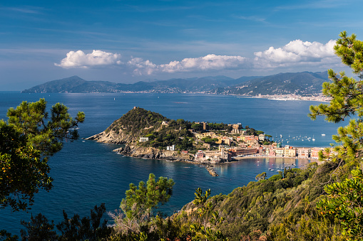 Vista panorámica de Sestri Levante y su promontorio; Costa de Liguria en el fondo photo