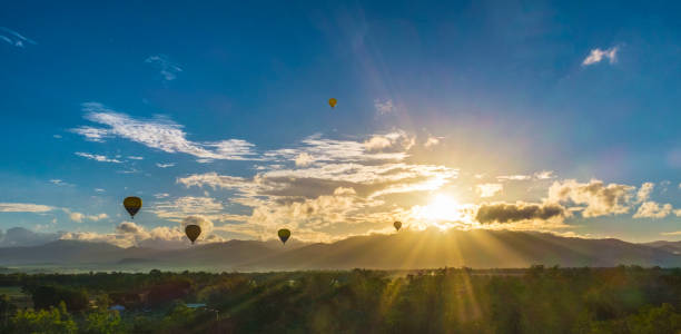 hot air ballooning with sunrise - grass area field air sky imagens e fotografias de stock