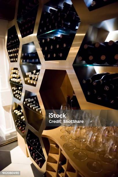 Wine Rack Stockfoto und mehr Bilder von Weinflasche - Weinflasche, Keller, Ständer