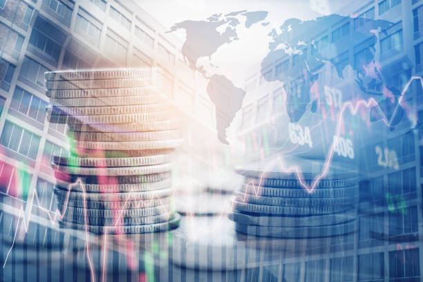 grafico sulle file di monete per la finanza e il banking sulla borsa finanziaria digitale e grafico trading città a doppia esposizione sullo sfondo - stock market data finance chart home finances foto e immagini stock